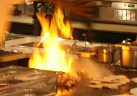 Vlammen op de grill in het restaurant