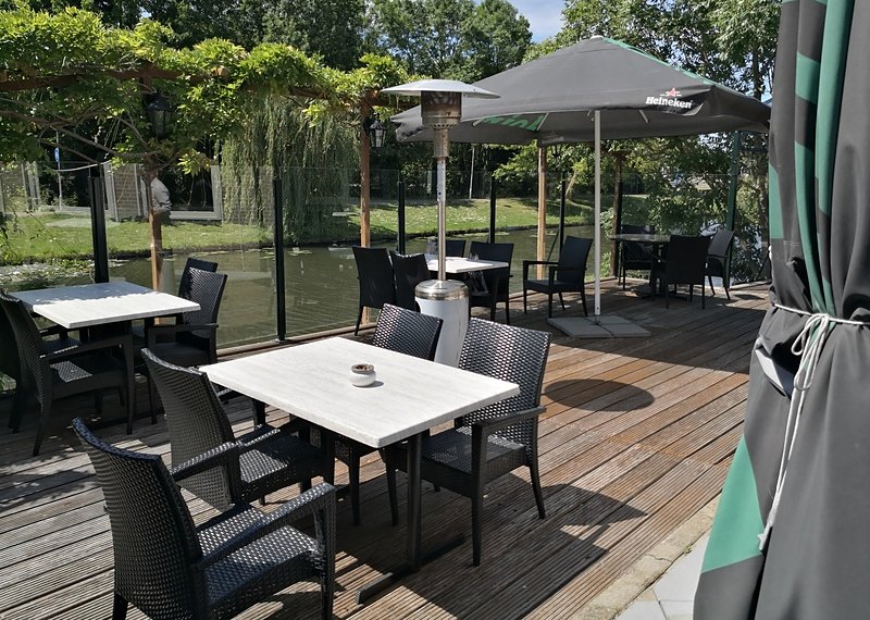 Het terras op het water
