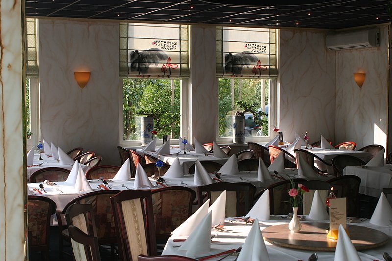 Het restaurant met gedekte tafels